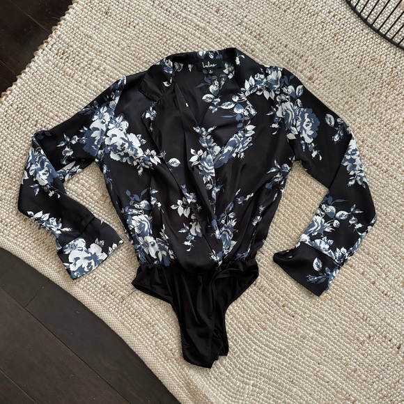 Lulu’s Black and Blue Floral Bodysuit, Size S - Picture 4 of 6